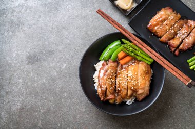 Teriyaki tavuk pilav kasesi - Asya gıda tarzı