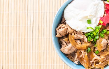 Yumurtalı domuz pirinci kasesi (Donburi) - Japon yemeği tarzı.