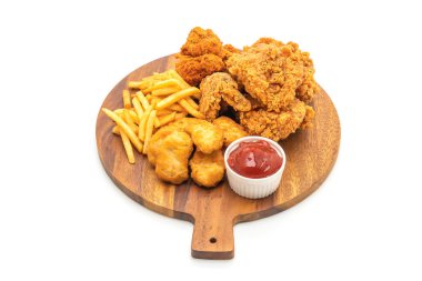 Beyaz arka plan üzerinde izole kızarmış tavuk patates kızartması ve nuggets yemek (abur cubur ve sağlıksız yiyecek)