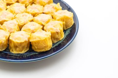 Karides Çince buğulanmış beyaz arka plan üzerinde izole hamur tatlısı