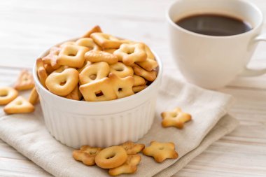 Kahveli bisküvi krakeri.