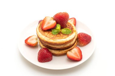 Beyaz arka planda taze çilekli gözleme.