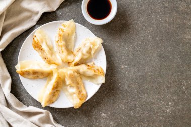 Japon gyoza 'sı ya da soya soslu hamur tatlısı.