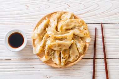 Japon gyoza 'sı ya da soya soslu hamur tatlısı.