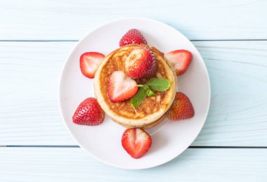 taze çilek ile sufle gözleme