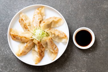 Japon gyoza 'sı ya da soya soslu hamur tatlısı.