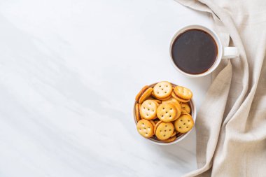 Hindistan cevizli bisküvi ve ananas reçeli.