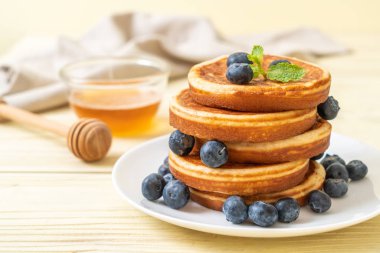 Taze yaban mersinli gözleme.