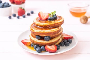 taze yaban mersini, taze çilek ve bal ile sufle gözleme