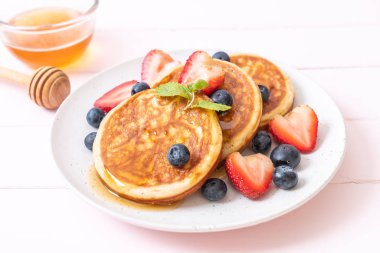 taze yaban mersini, taze çilek ve bal ile sufle gözleme