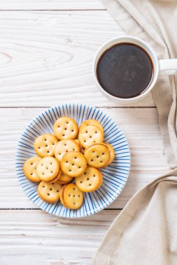 Hindistan cevizli bisküvi ve ananas reçeli.