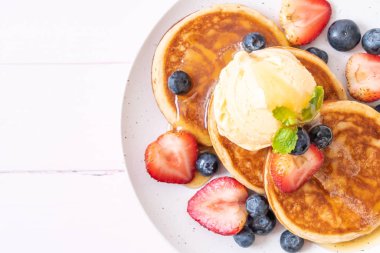 Yabanmersinli gözleme, çilek, bal ve vanilyalı dondurma.