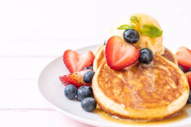 Yabanmersinli gözleme, çilek, bal ve vanilyalı dondurma.