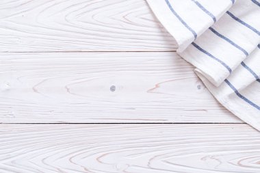 mutfak bezi (peçete) kopya alanı ile ahşap arka plan üzerinde
