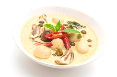 Beyaz arka plan üzerinde izole balık topu ile yeşil köri