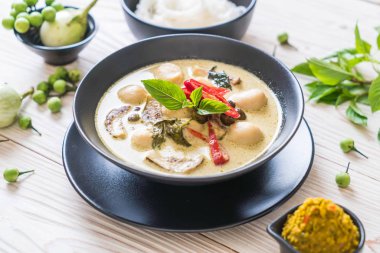 Balık top - Tay gıda ile yeşil köri