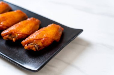 Barbekü tavuk kanadı sosu ile