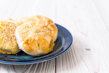 Asya tarzı ahşap zemin üzerine ev yapımı elma pasta