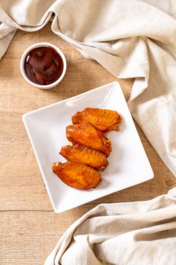 Barbekü tavuk kanadı sosu ile