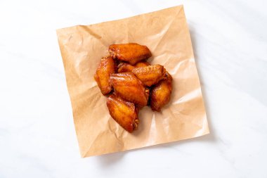 Barbekü tavuk kanadı sosu ile