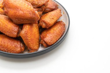 Beyaz arka plan üzerinde izole Barbekü tavuk kanadı