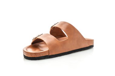 Erkekler beyaz arka plan üzerinde izole sandalet deri