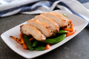 Yeşil bezelye ve havuç tablo ile ızgara tavuk