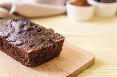 ahşap zemin üzerine çikolatalı browni kek