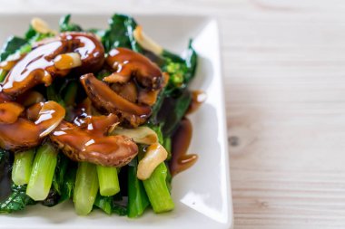 Sarımsaklı istiridye soslu kızarmış Hong Kong Kale heyecan