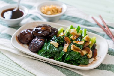 Sarımsaklı istiridye soslu kızarmış Hong Kong Kale heyecan