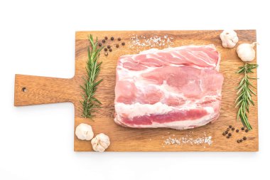 Beyaz arka planda izole edilmiş taze domuz filetosu.