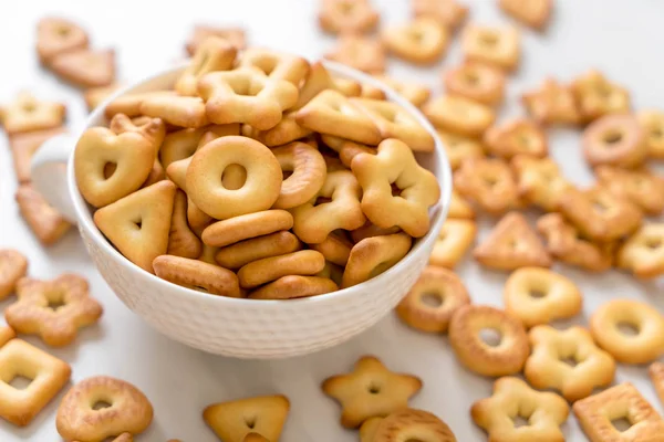 Kahveli bisküvi krakeri.