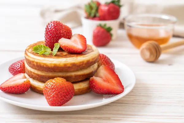 Souffleurpfannkuchen Mit Frischen Erdbeeren — Stockfoto