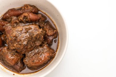 Beyaz arka plan üzerinde izole ot ile domuz eti güveç