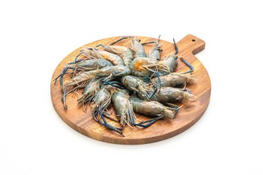 Beyaz arka plan üzerinde izole kesme tahtası üzerinde taze mavi karides