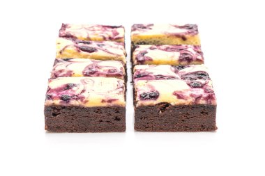 Beyaz arka plan üzerinde izole yaban mersini peynirli kek