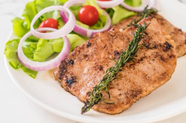 plaka üzerinde sebzeli ızgara domuz biftek