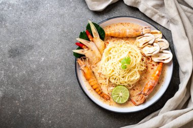 Baharatlı karides spagetti makarna (Tom Yum Goong) - İtalyan Füzyon gıda tarzı