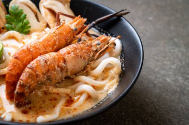 Baharatlı karides udon ramen noodle (Tom Yum Goong) - Japon füzyon gıda tarzı