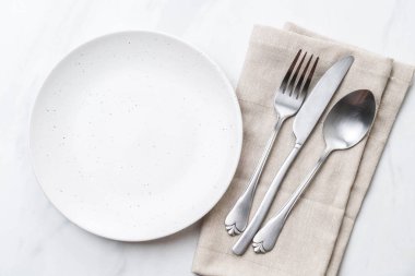 boş tabak kaşık çatal ve bıçak masada