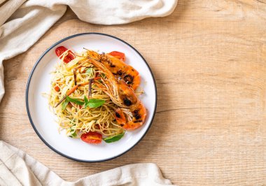 ızgara karides ve domates - İtalyan Füzyon gıda tarzı ile tavada kızartılmış spagetti