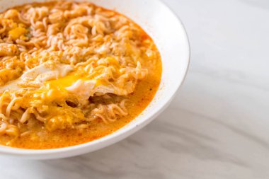 Tay baharatlı şehriye kase (Tom Yum Kung)