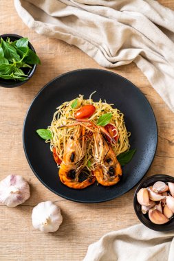 ızgara karides ve domates - İtalyan Füzyon gıda tarzı ile tavada kızartılmış spagetti