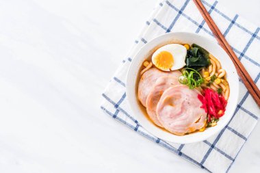 Baharatlı miso udon ramen noodle ile domuz eti - Japon gıda tarzı