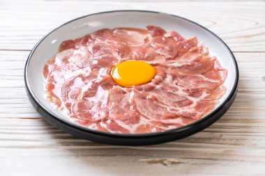 taze dilimlenmiş domuz ham yumurta pişirme veya shabu shabu ve sukiyaki yapma ile