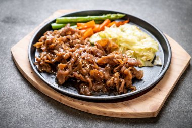 sıcak plaka - Asya tarzı domuz biftek dilimlenmiş