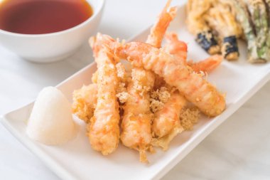 karides tempura (hırpalanmış kızarmış karides) sebze - Japon gıda tarzı
