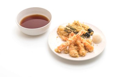 Beyaz arka plan üzerinde izole karides tempura (hırpalanmış kızarmış karides)