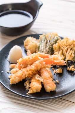 karides tempura (hırpalanmış kızarmış karides) sebze - Japon gıda tarzı