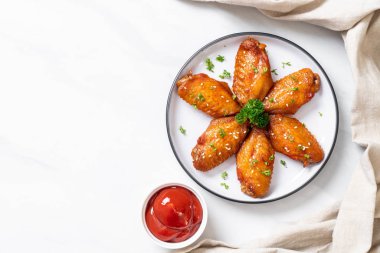 Beyaz susamlı ızgara tavuk kanadı.